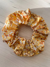 Load image into Gallery viewer, scrunchie *ready to ship*
